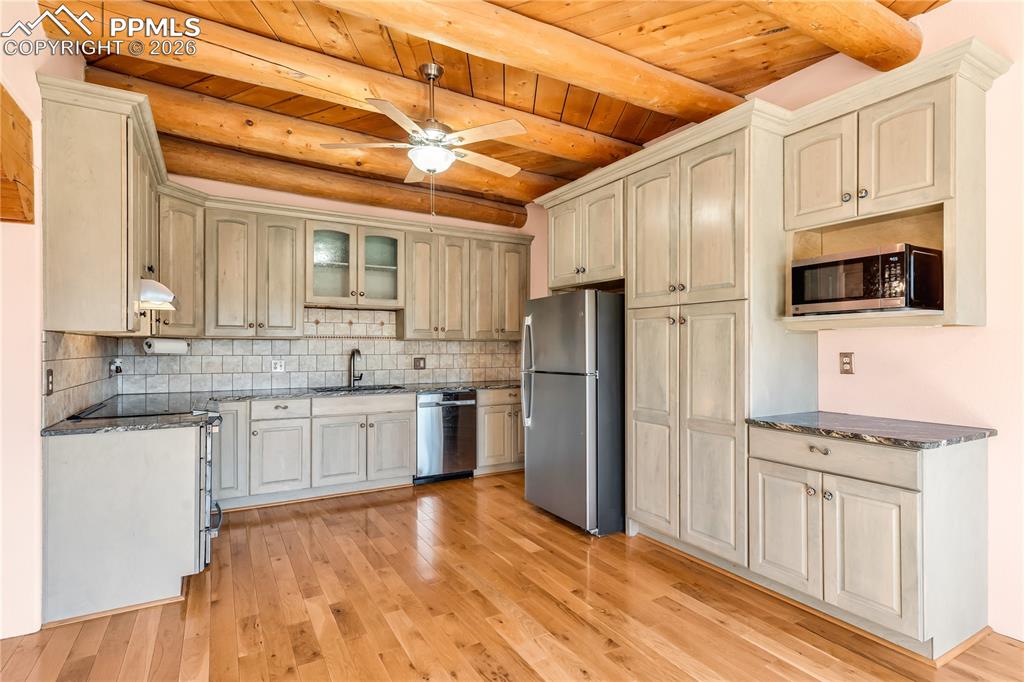 Image 15 of 49: Kitchen