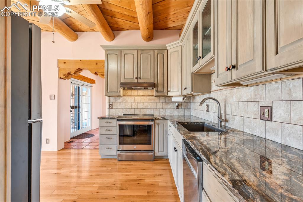 Image 16 of 49: Kitchen