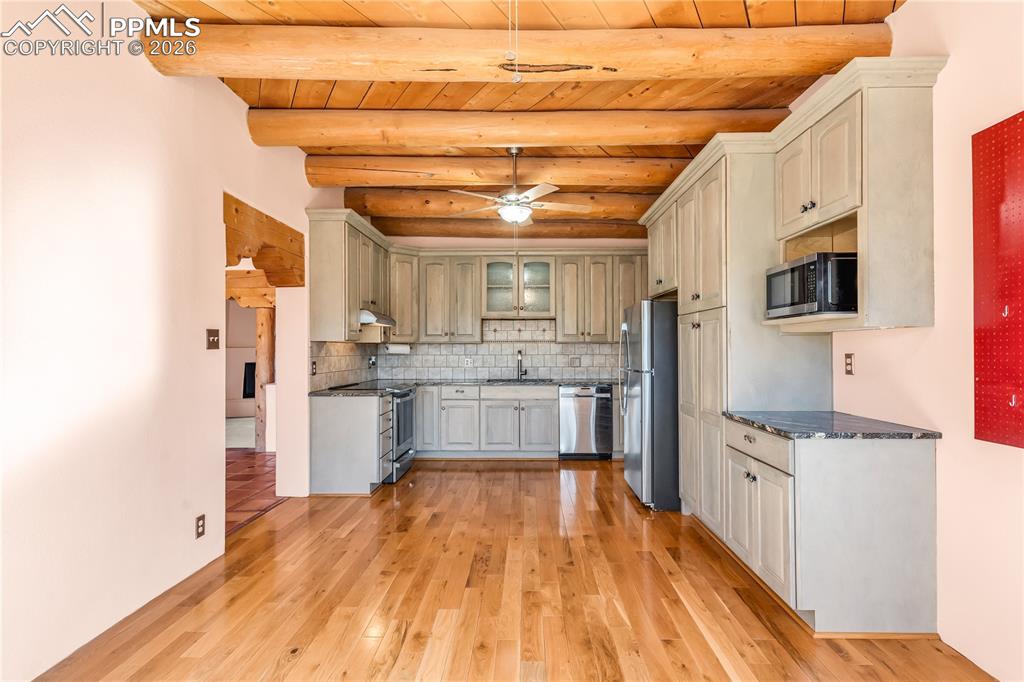 Image 18 of 49: Kitchen