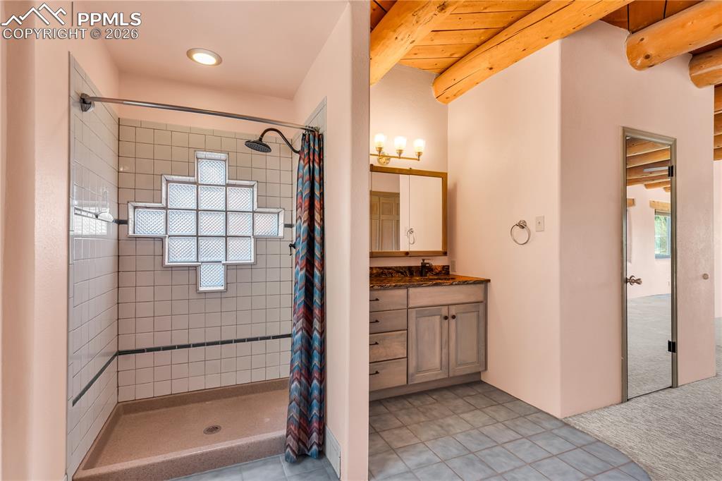 Image 23 of 49: Bathroom