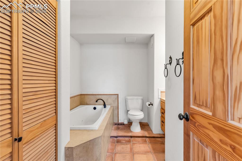 Image 33 of 49: Bathroom