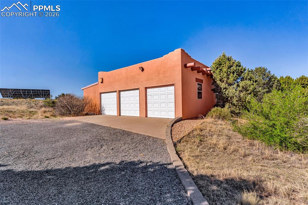 Image 41 of 49: Garage