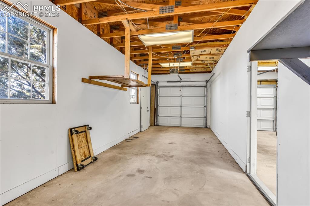 Image 44 of 49: Garage