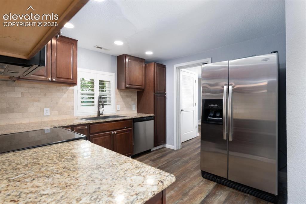 Image 12 of 30: Kitchen