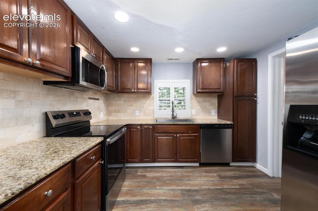 Image 13 of 30: Kitchen