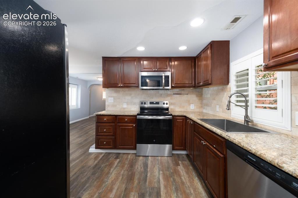 Image 14 of 30: Kitchen