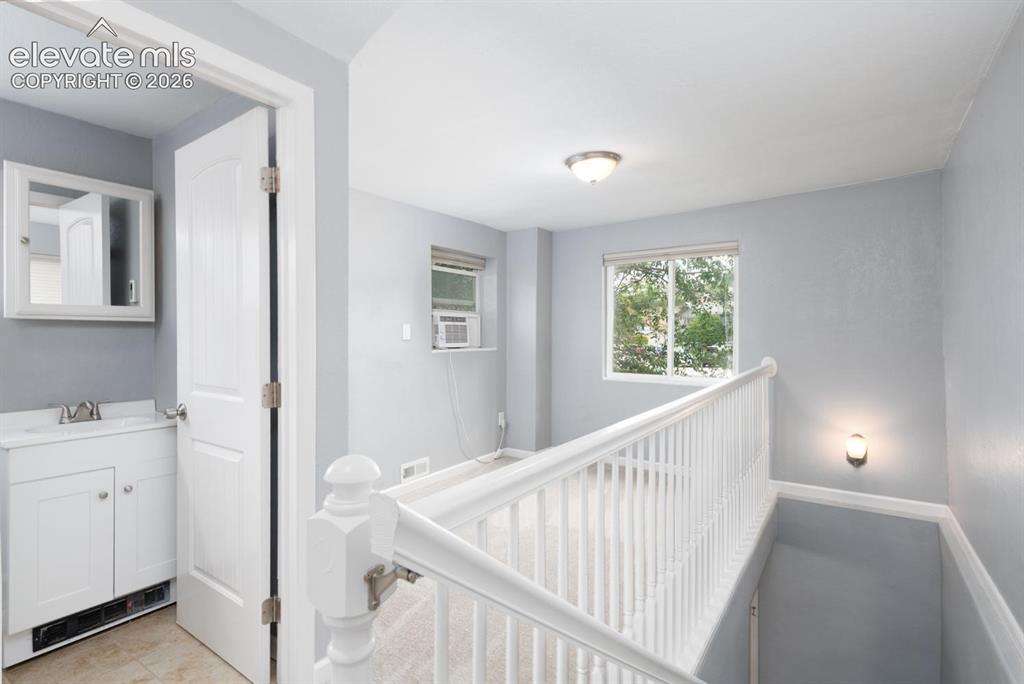 Image 17 of 30: Secondary en-suite