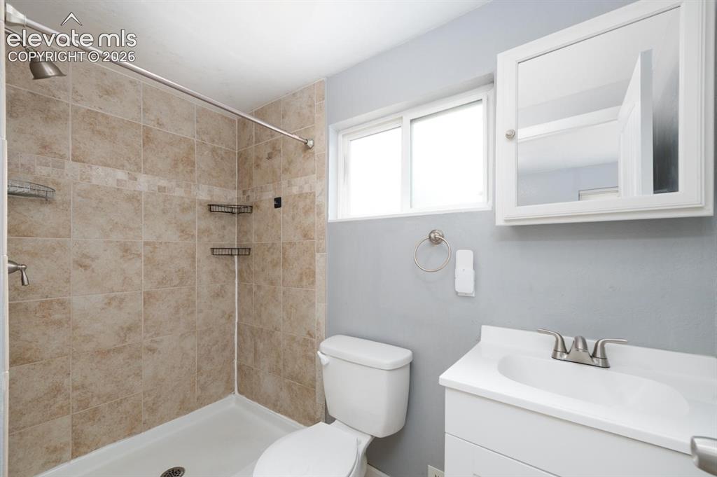 Image 19 of 30: Secondary en-suite with full bathroom