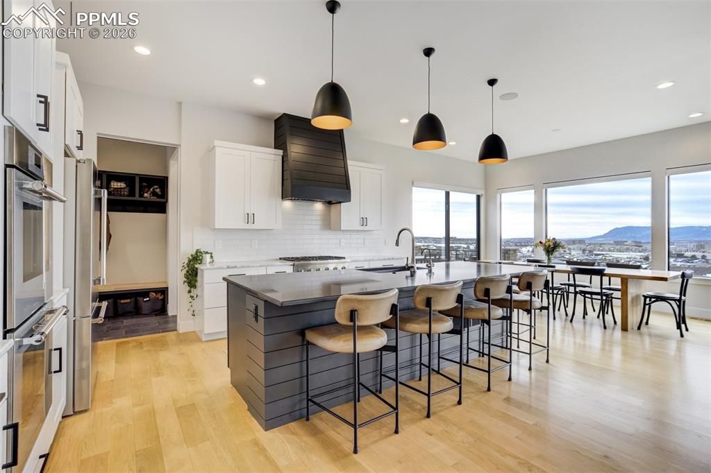 Image 12 of 50: Kitchen