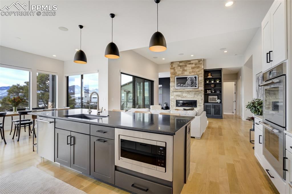 Image 13 of 50: Kitchen