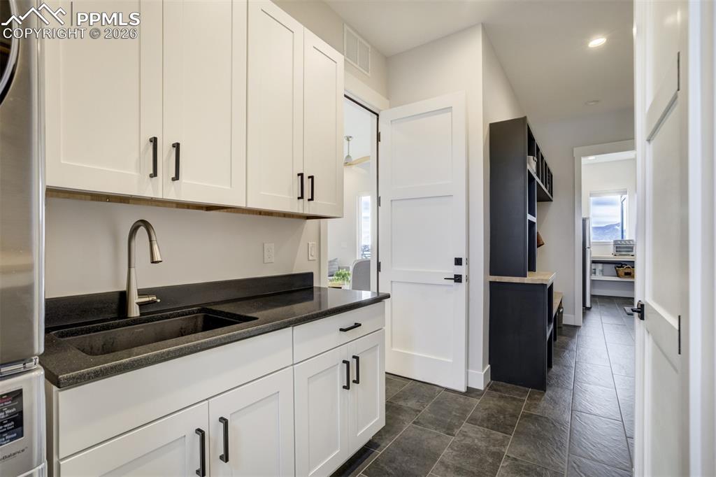 Image 18 of 50: Laundry