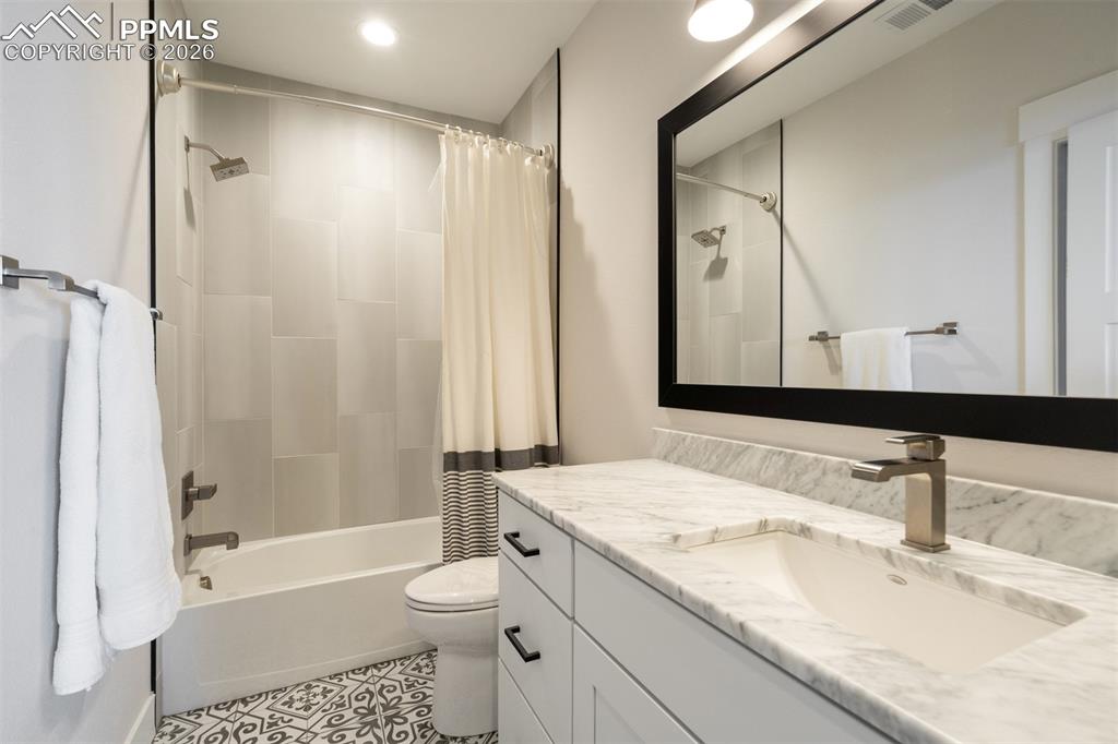 Image 32 of 50: Bathroom