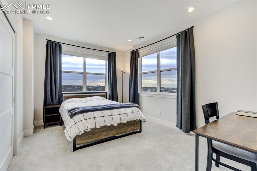 Image 33 of 50: Bedroom