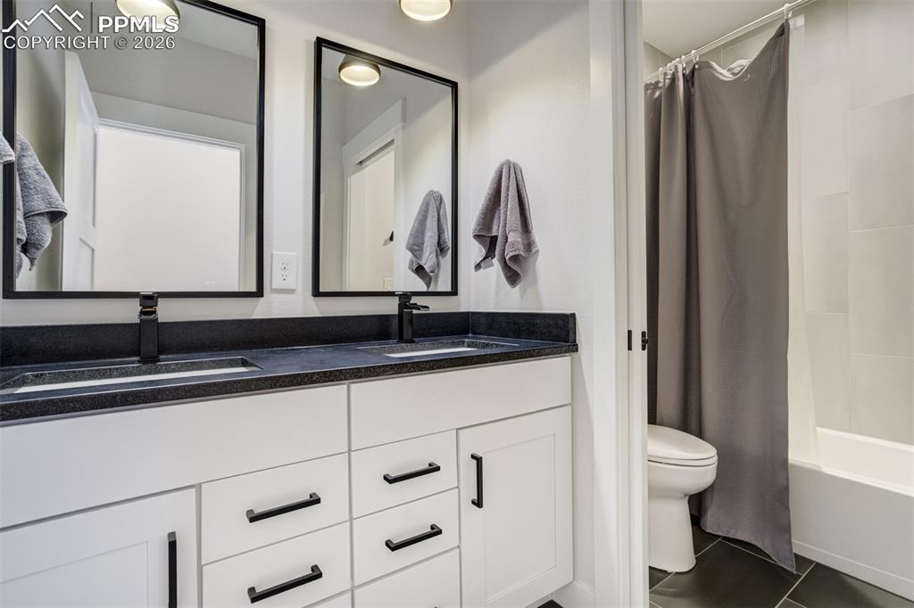 Image 34 of 50: Dual Vanity full bathroom