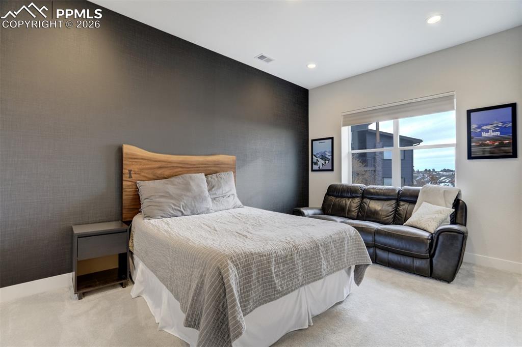 Image 35 of 50: Bedroom