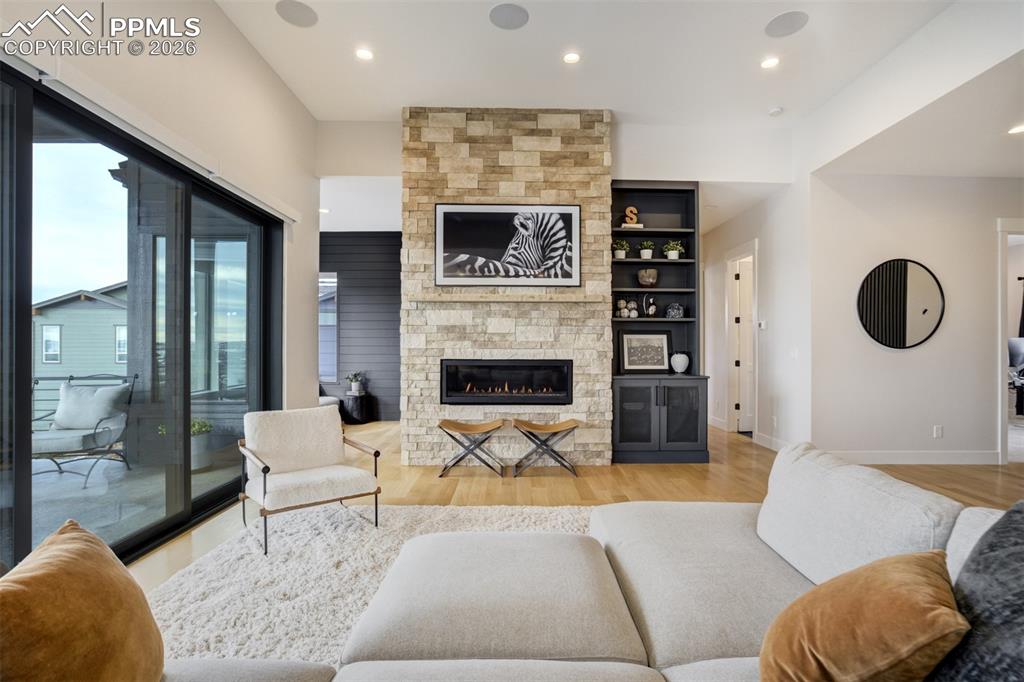 Image 6 of 50: Living Room