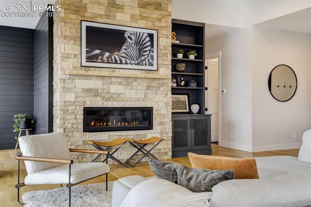 Image 7 of 50: Living Room