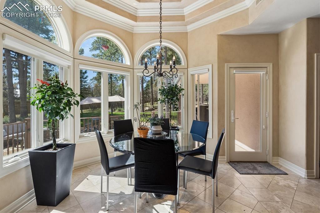 Image 14 of 47: Breakfast room