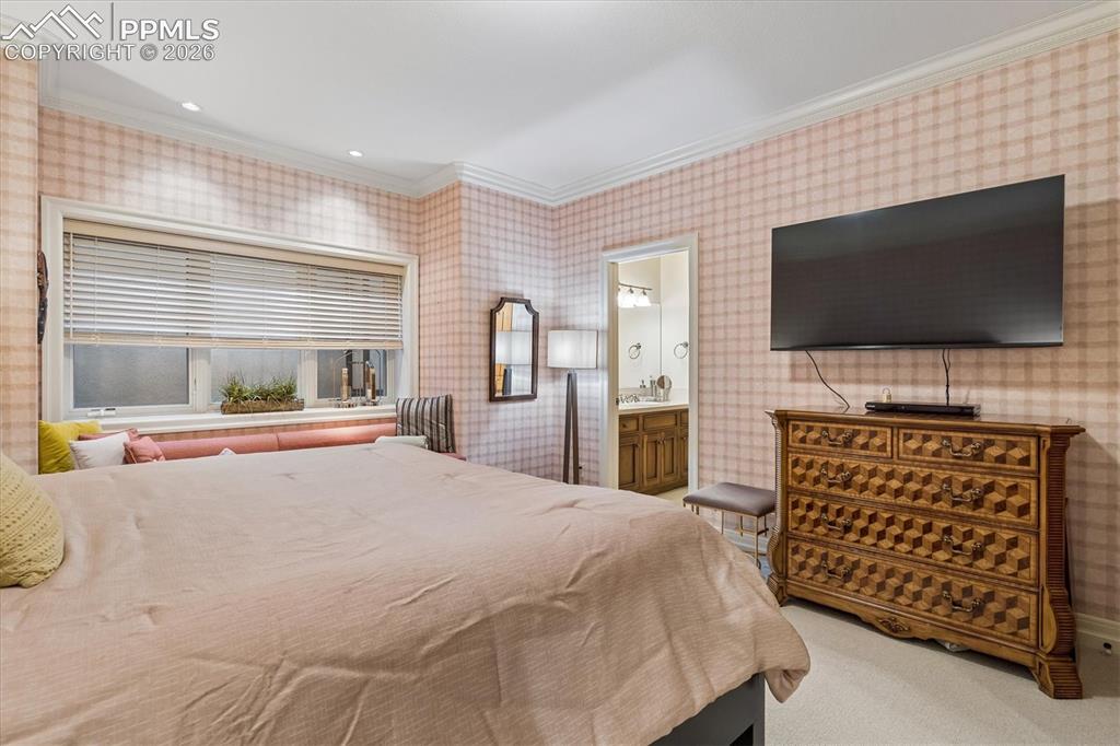 Image 31 of 47: Lower level ensuite guest bedroom