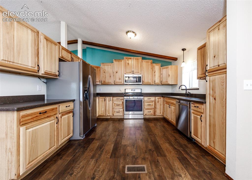 Image 11 of 32: Kitchen