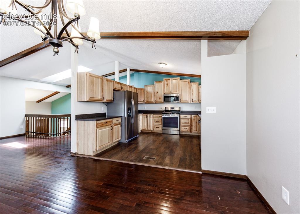 Image 12 of 32: Kitchen