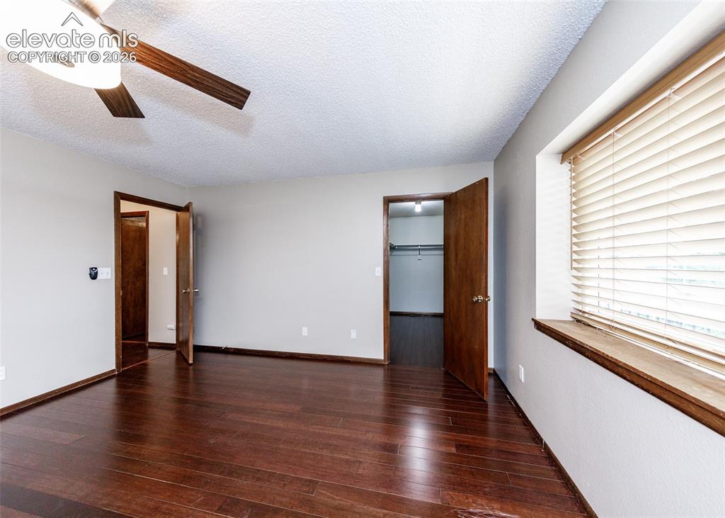 Image 16 of 32: Bedroom