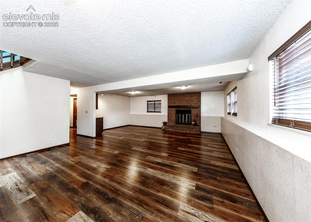 Image 20 of 32: Family Room
