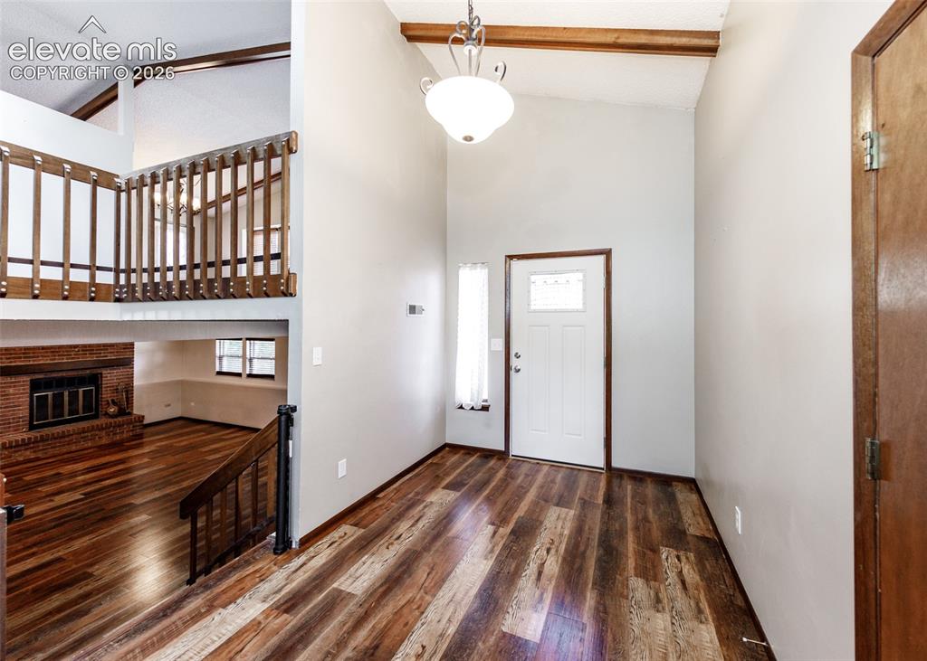 Image 3 of 32: Large open foyer.