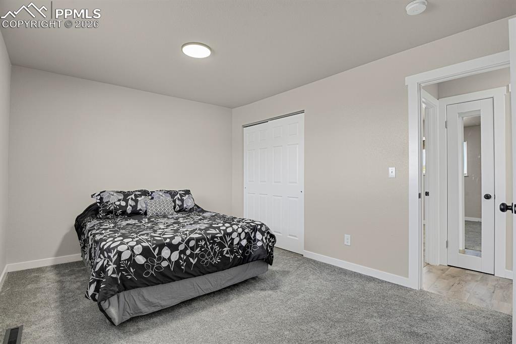 Image 18 of 29: Bedroom