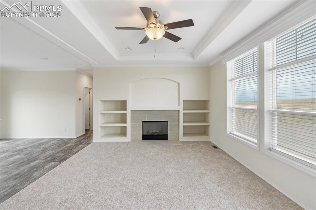 Image 13 of 25: Living Room