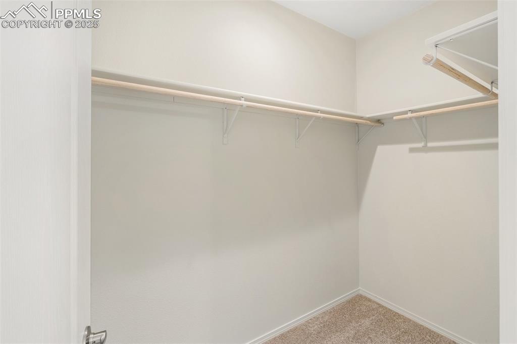 Image 15 of 25: Closet