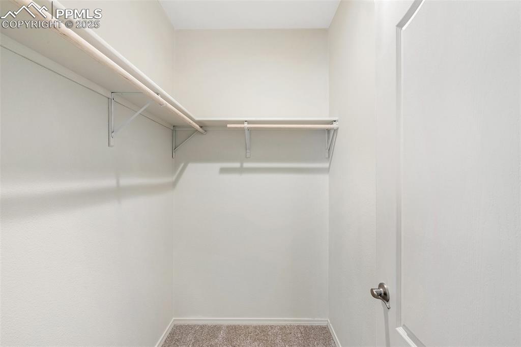 Image 19 of 25: Closet
