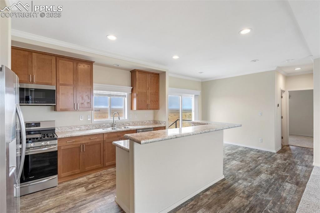 Image 7 of 25: Kitchen