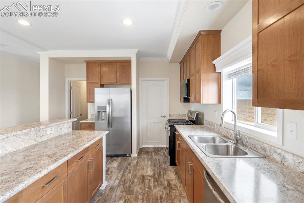 Image 8 of 25: Kitchen
