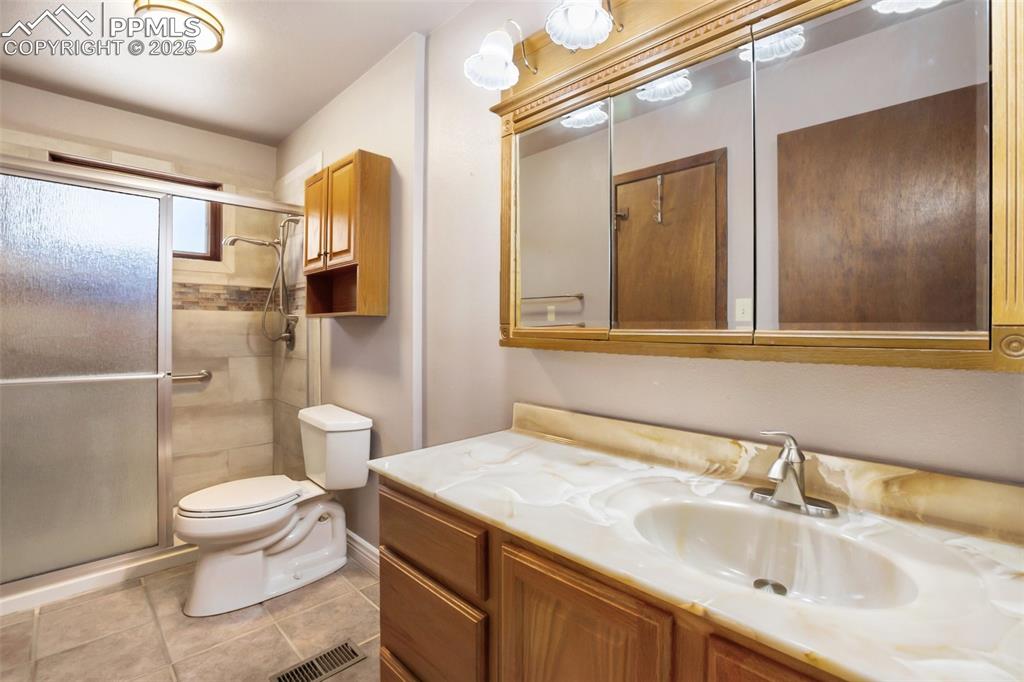 Image 13 of 36: Main level full bath