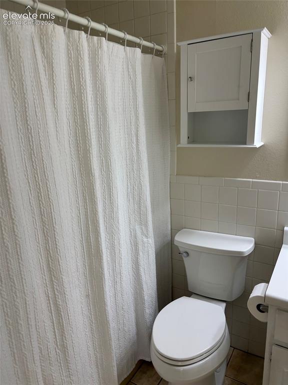 Image 15 of 24: 2nd bath with tub