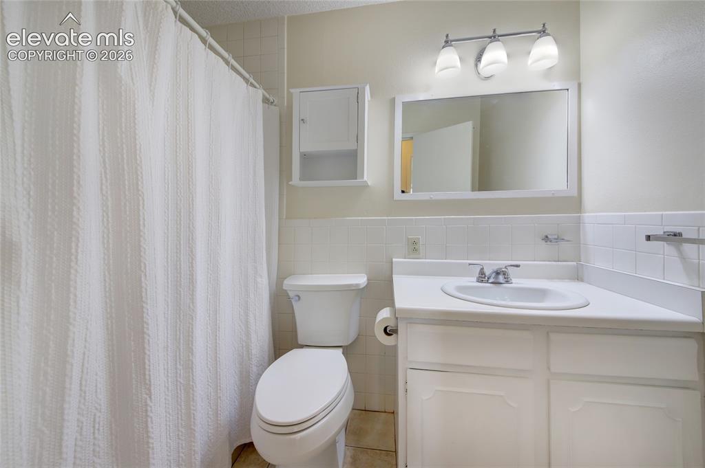 Image 16 of 33: 2nd bath with tub
