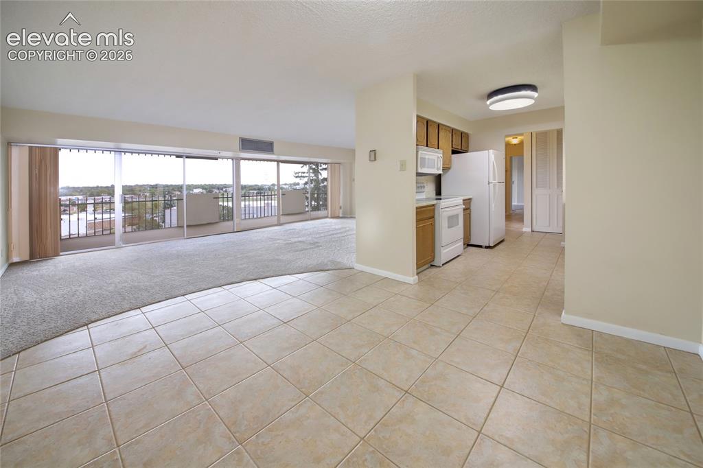Image 18 of 33: Open and spacious floorplan