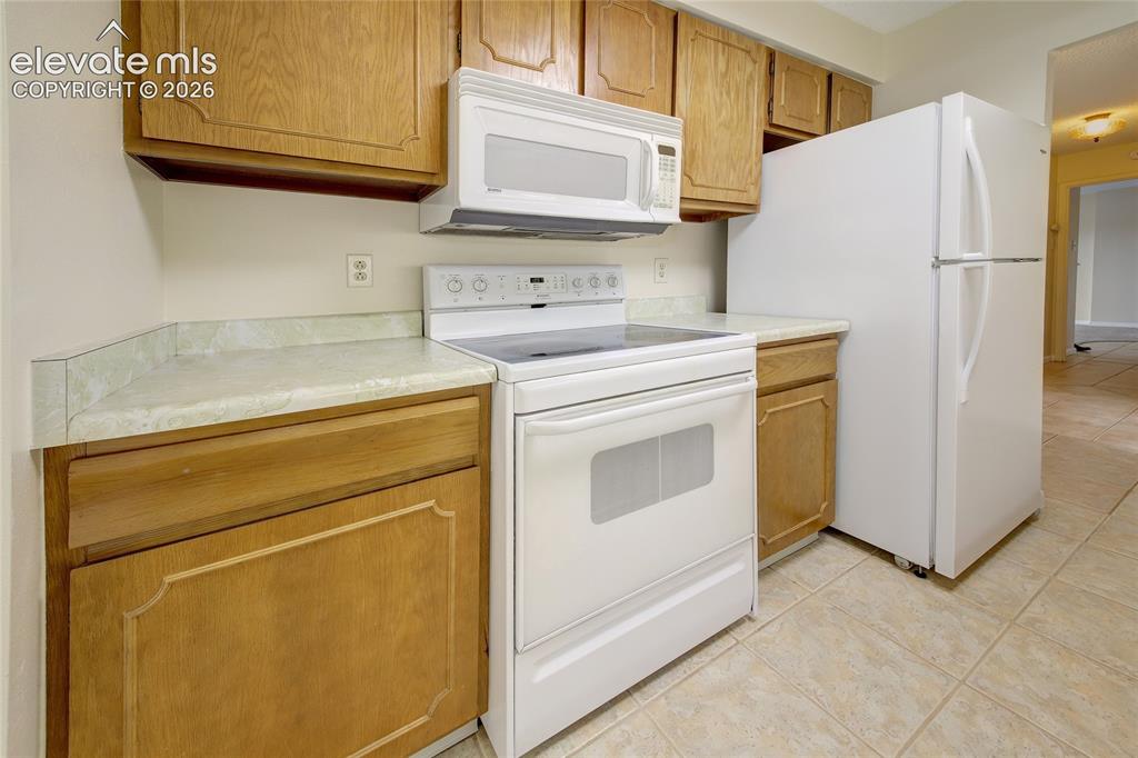 Image 7 of 33: Kitchen