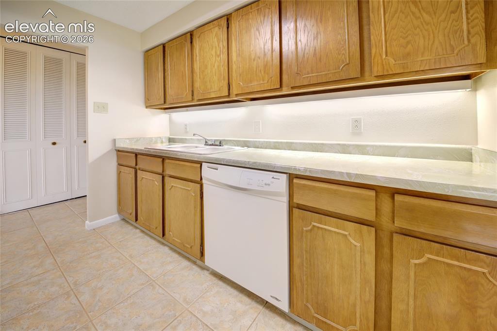 Image 8 of 33: Kitchen