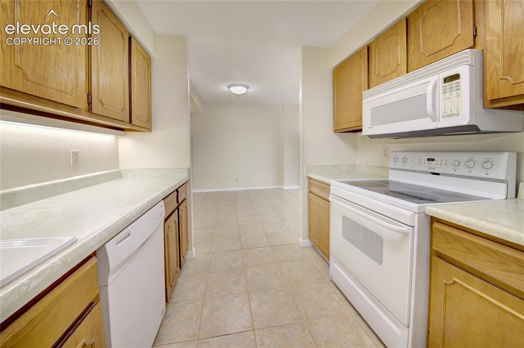 Image 9 of 33: Kitchen