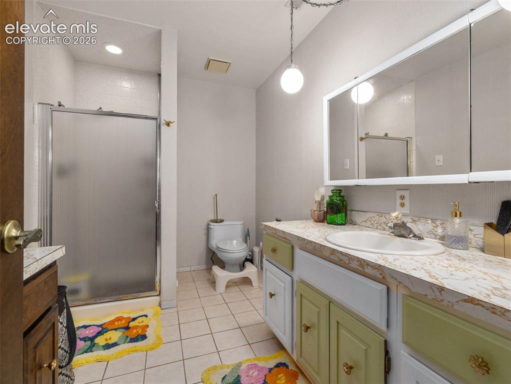 Image 12 of 44: Bathroom