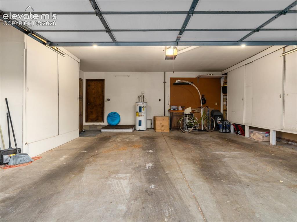 Image 19 of 44: Garage
