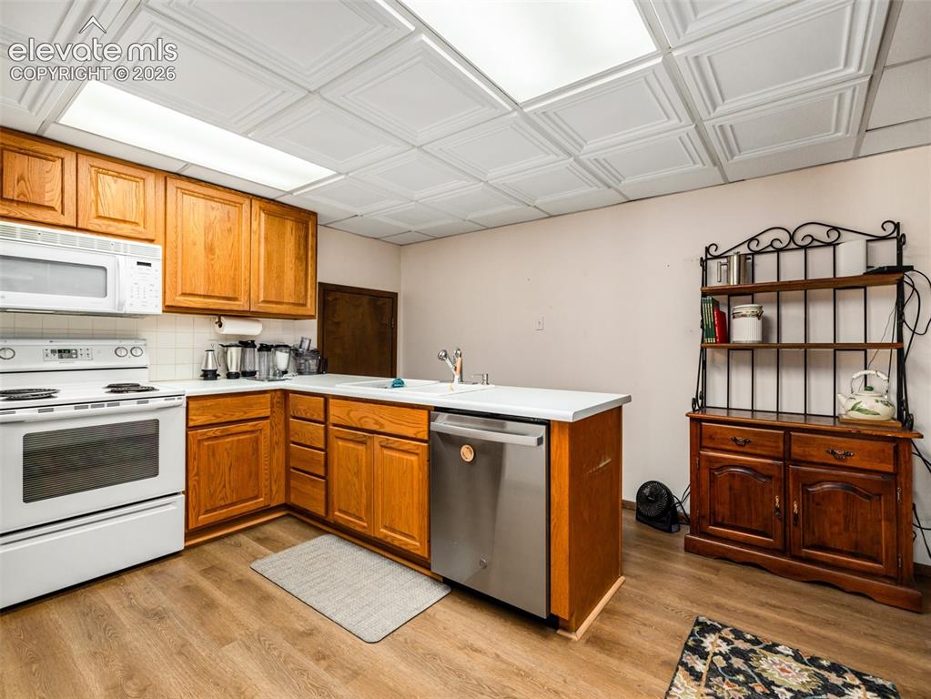 Image 35 of 44: Kitchen