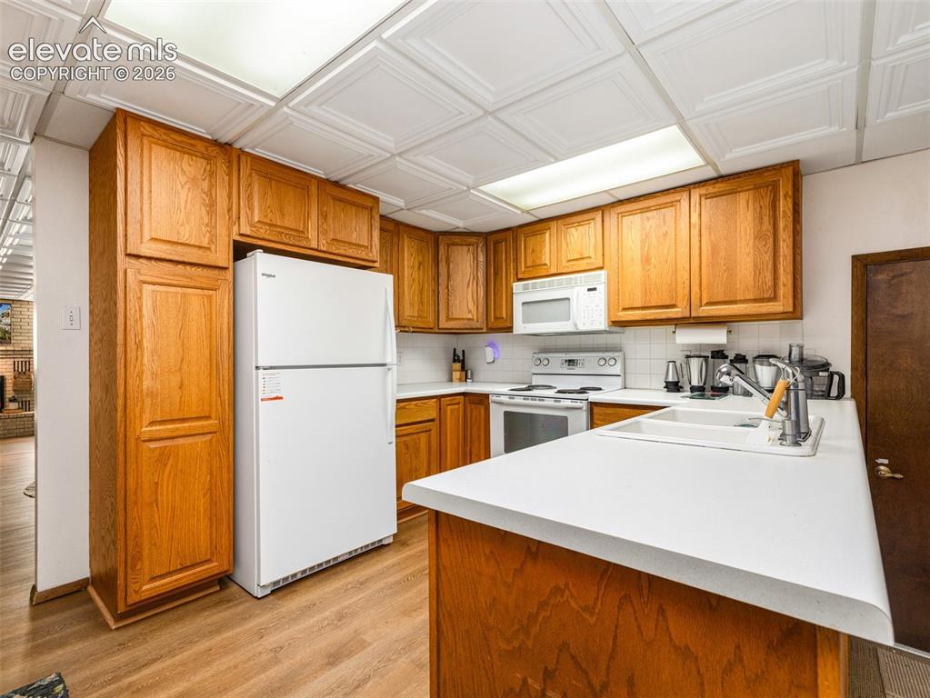 Image 36 of 44: Kitchen