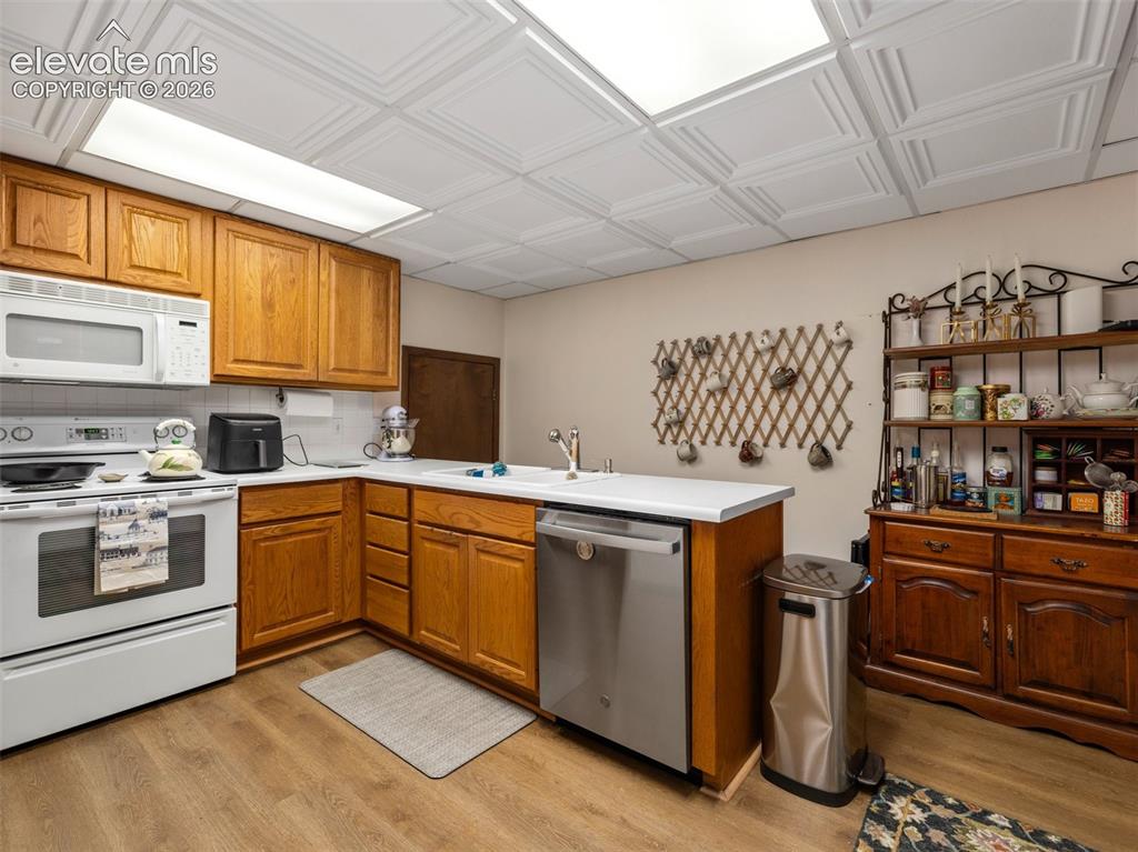 Image 5 of 44: Kitchen