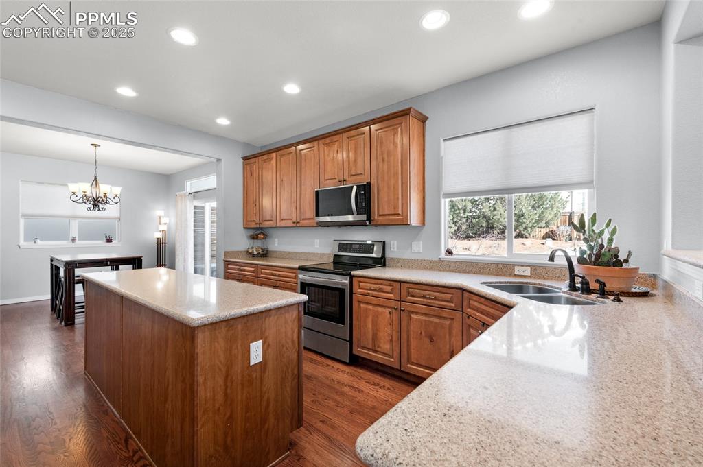 Image 14 of 50: Kitchen