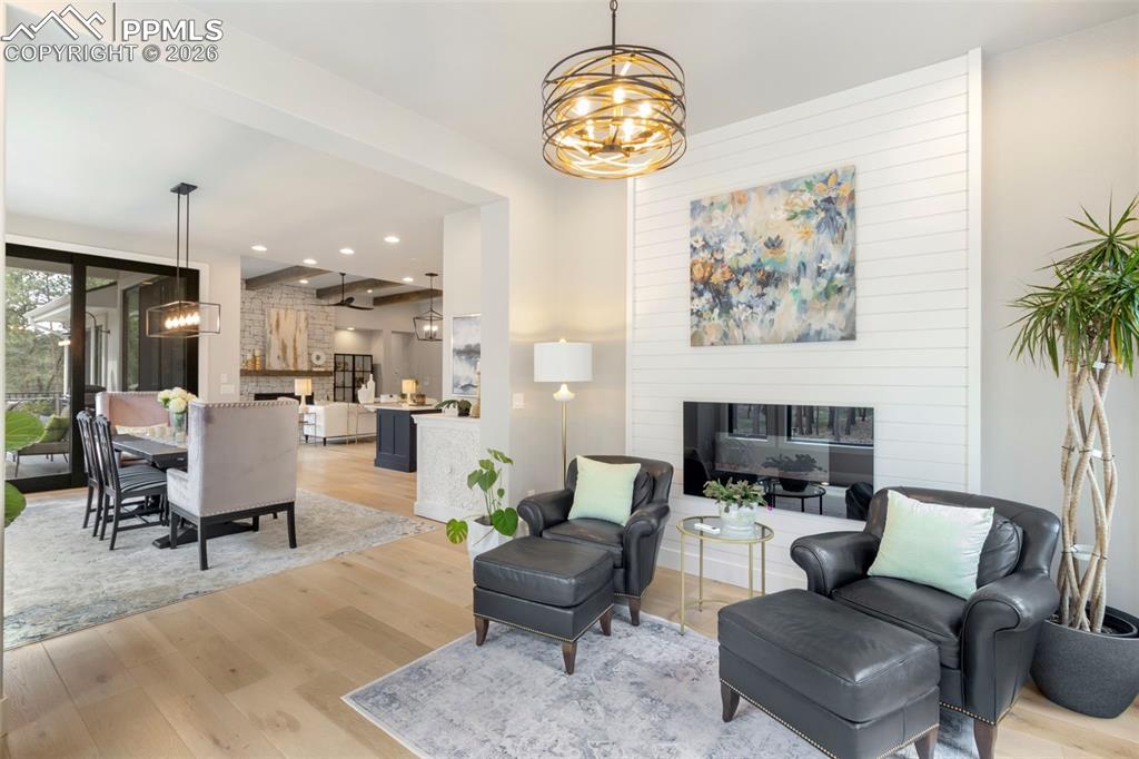 Image 14 of 50: Dining Area