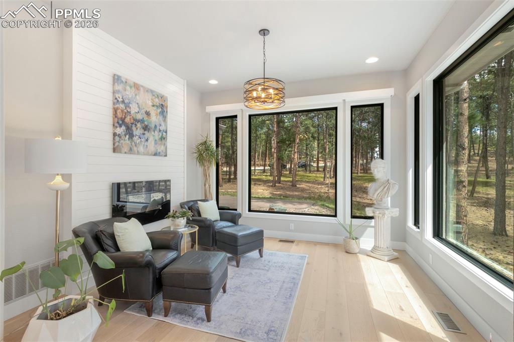 Image 15 of 50: Dining Area