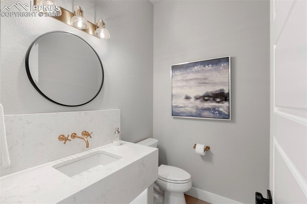 Image 20 of 50: Office